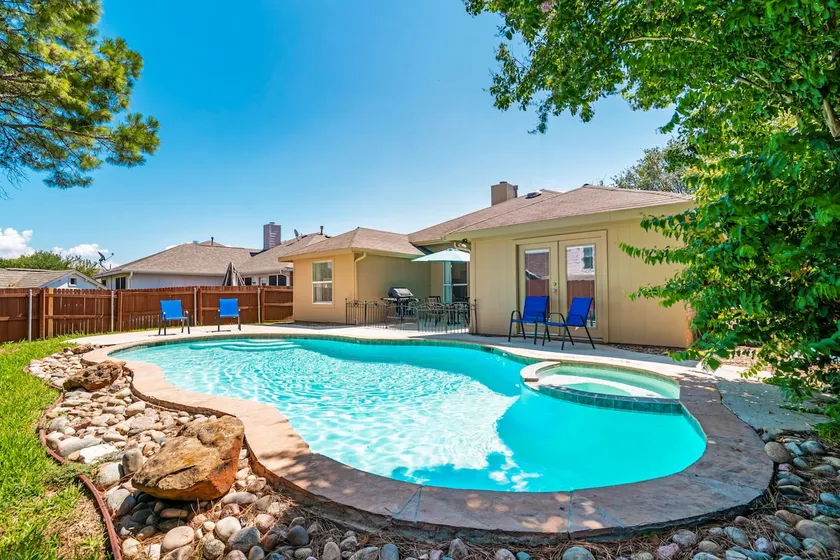 Cozy, Warm, Pool, BBQ, 2 KingBeds, Sleep 11 - Image 1