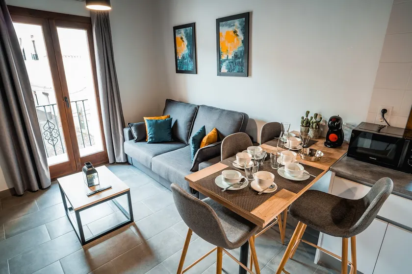Ibericabeds Albaicín (2 Bedrooms + Sofa Bed) - Image 1