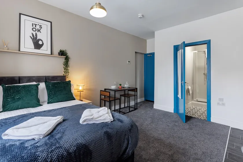 City Centre Studio 6 with Kitchenette, Free Wifi and Smart TV by Yoko Property - Image 1