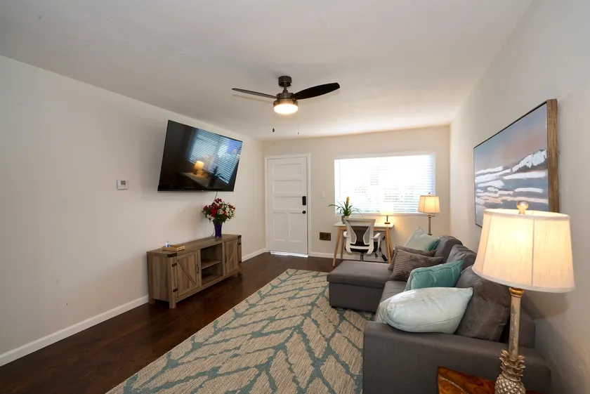 1 Bed / 1 bath BIG PRIVATE back yard LOCATION - Image 1