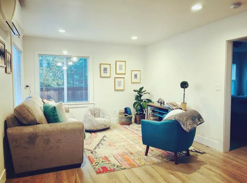 Charming 2-bdrm bungalow in heart of Whitaker - Image 1