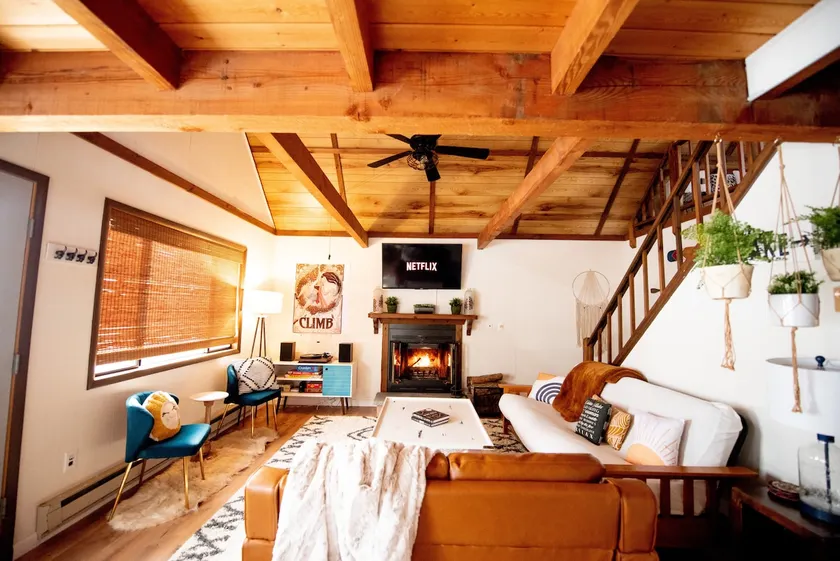 Cozy Poconos cabin with fireplace, close to lake - Image 1