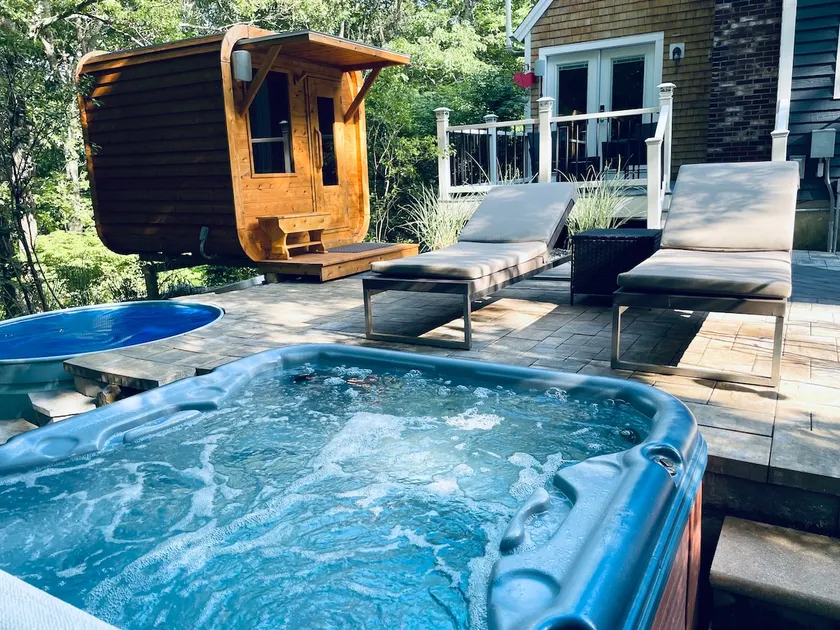 Luxurious Spa Suite with Jacuzzi, Outdoor Sauna, Plunge Pool and Steam-bath - Image 1