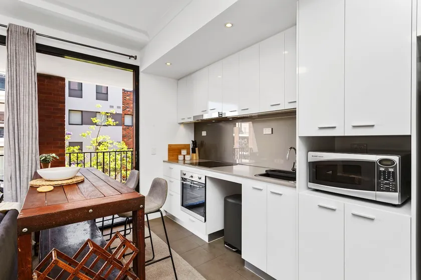 Charming Studio in Subiaco with FREE WiFi and Parking - Image 1