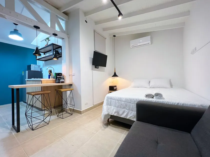 Fast WiFi, A/C, 1 Min Lleras Park Poblado, No Fees. - Image 1