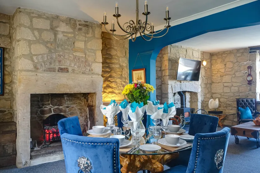 The Anchorage - sea views and beach on doorstep - Image 1