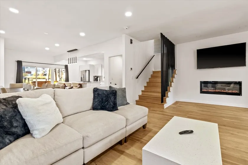 Modern Sleek Home! Near ALL Entertainment Districts! - Image 1
