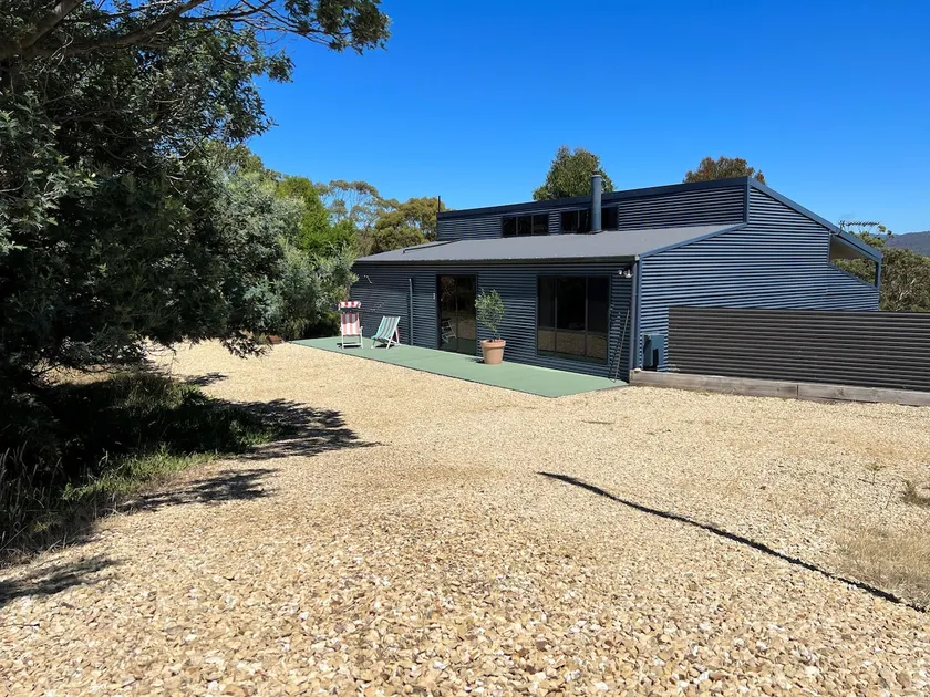 Bruny Island shack close to the beach - Image 1