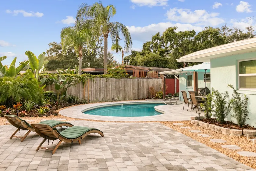 Tropical 3bd bungalow with pool! Walk to Bayshore! - Image 1
