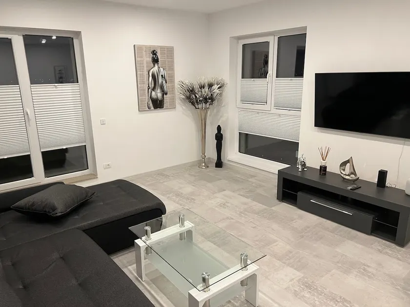 Stunning 2-Room Penthouse with Lakeview W11 - Image 1