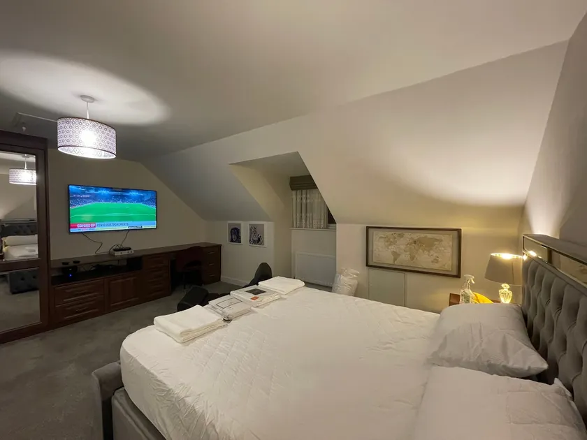 MODERN 4 BEDROOM HOUSE WITH GARDEN & PARKING - Image 1