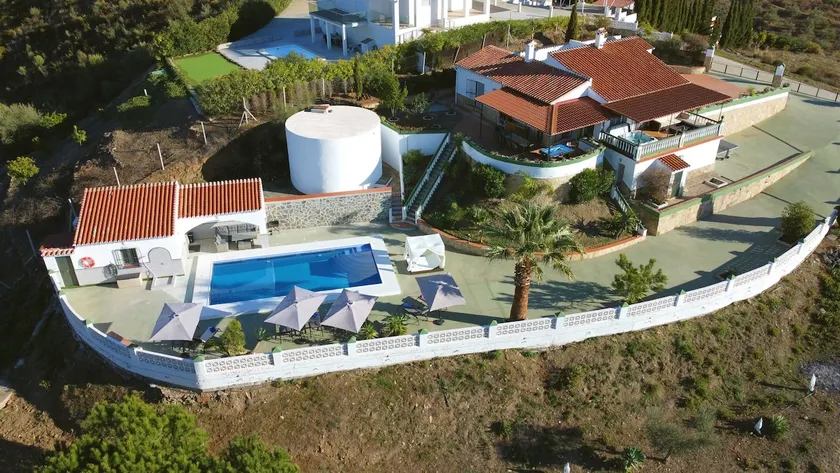 Luxury Villa -Jacuzzi, Heated Pool, Stunning Views - Image 1