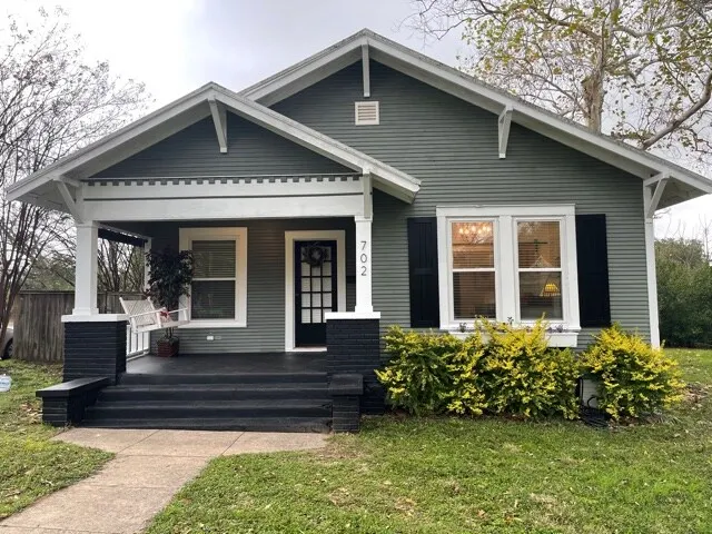 Newly remodeled bungalow near downtown Brenham - Image 1