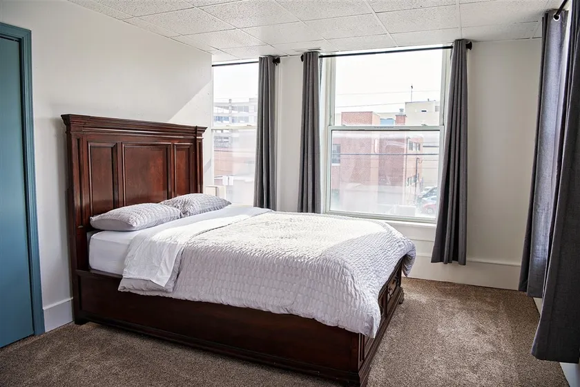 115#202 / Charming Downtown Dubuque Apartment - Image 1