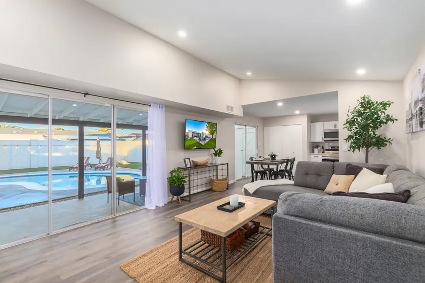 ⭐️HEATED POOL⭐️ Mins to Westgate District & Stadiums - Image 1
