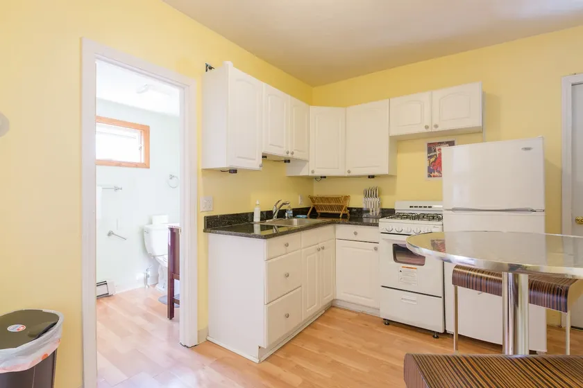 Economy 2 Bed w/ Free Parking in East Cambridge - Image 1