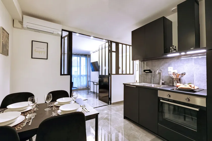Beautiful 2-room apartment near Lyon Metro - Image 1