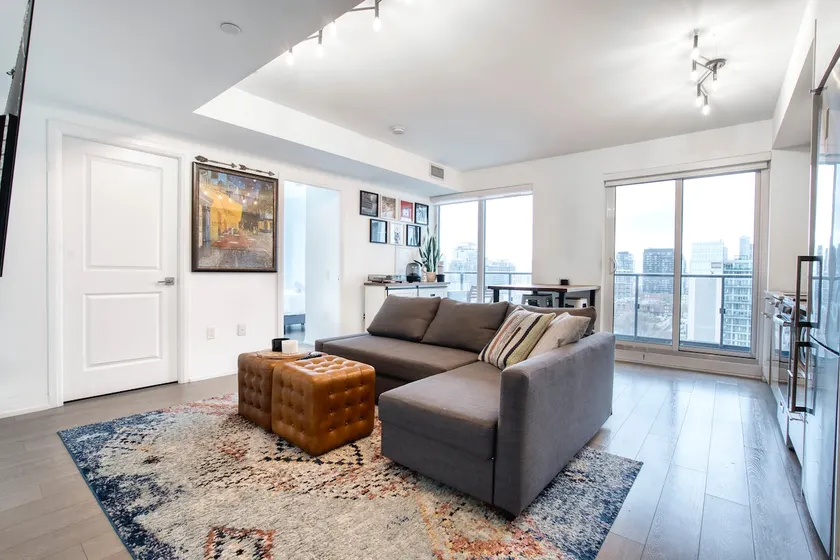 Spacious Corner Suite With a Stunning City VIEW! - Image 1