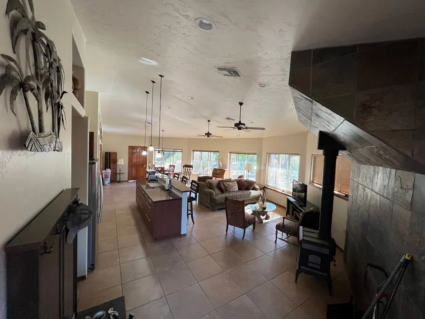 Comfy 2 Bedroom home w/ beautiful front yard/view! - Image 1
