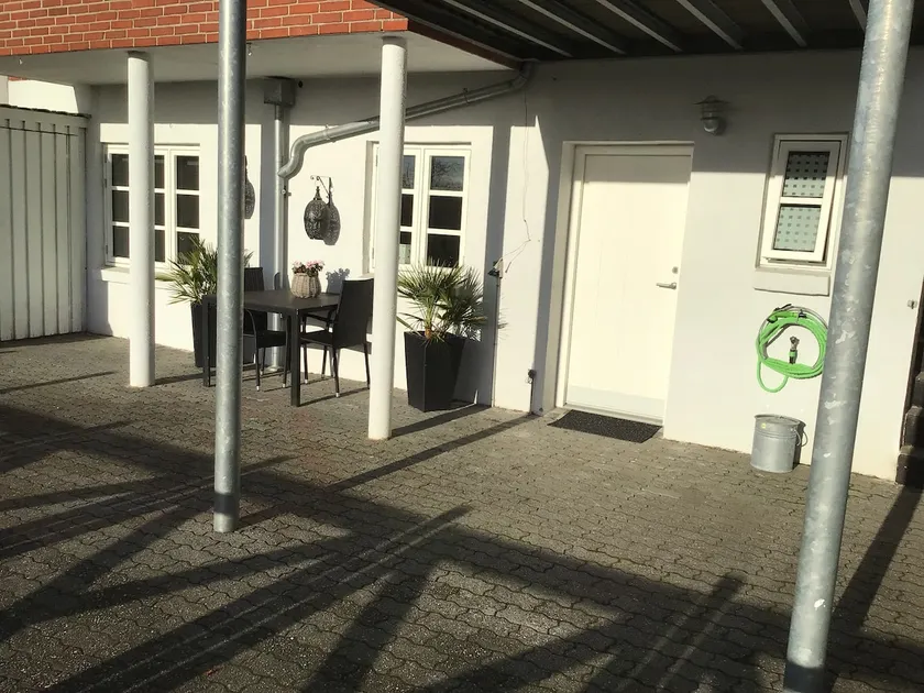 Lovely little apartment with its own courtyard - Image 1