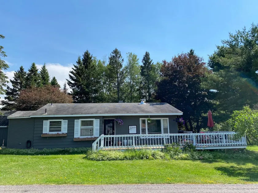 LeClaire’s Last Resort -Entire home with lake view - Image 1