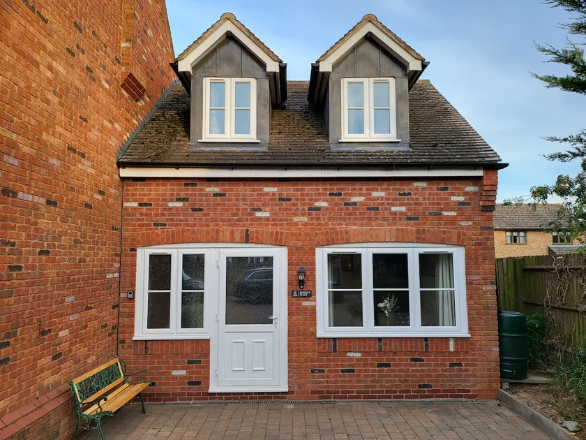 Modern 1 bedroom annexe with additional sofa bed - Image 1