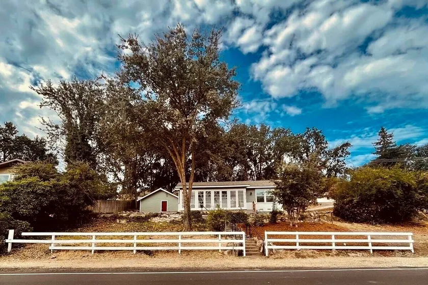 J&T's Lake Park Bungalow - Image 1