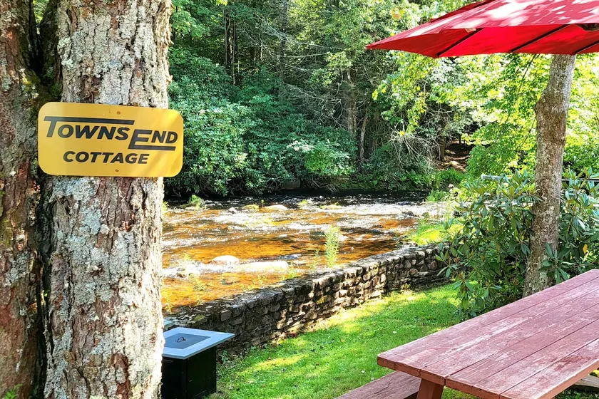 Riverside Cottage Private Islands, Epic Stone Wall - Image 1