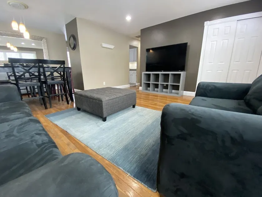 Entire 5 bedroom home by shopping and restaurants. - Image 1