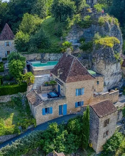 Charming house backed by a peaceful hill - Image 1