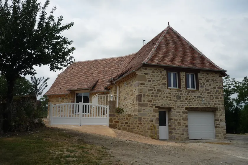 Country cottage with exposed beams - Image 1