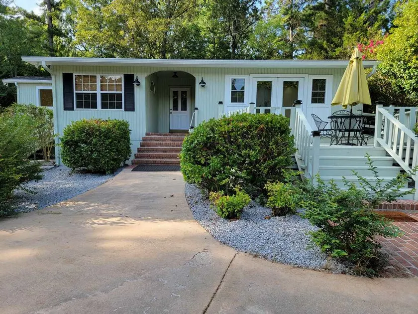 NEWLY RENOVATED 2 bedroom 2 bath LAKEFRONT home - Image 1