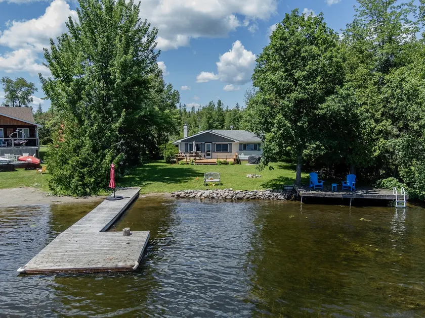 Waterfront cottage on Sturgeon Lake. - Image 1