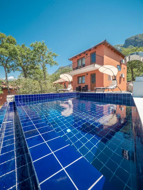 Family Vacation Home With Private Pool - Image 1