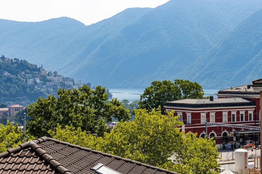 Walking distance to the Station with mountain and city views - Image 1