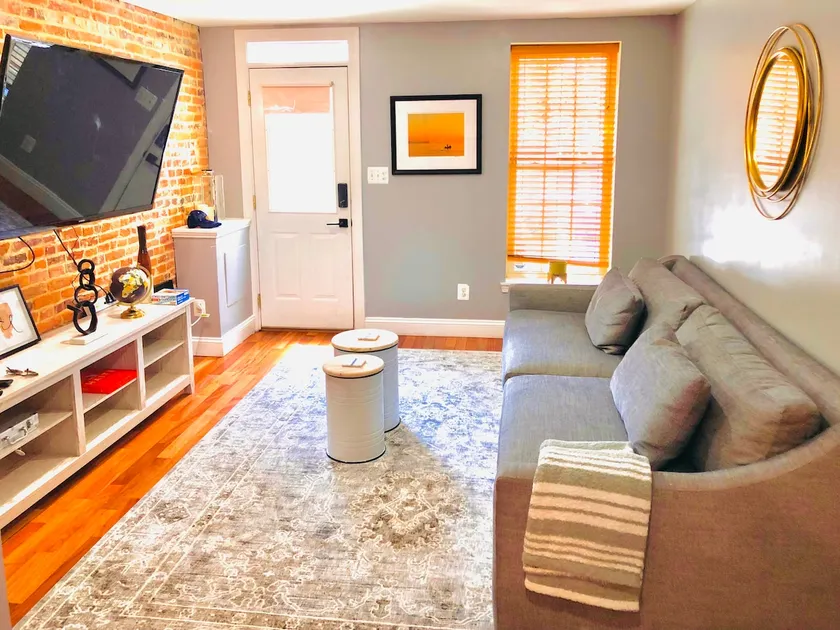 Stunning & charming 3 Bdrm townhouse in Baltimore - Image 1