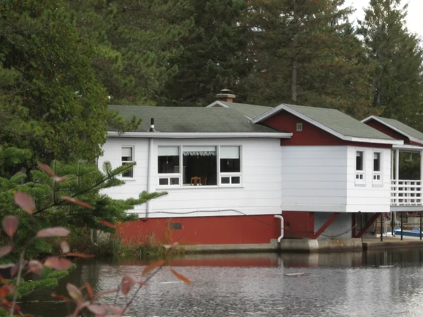 Sweetness and vintage charm along the water - Image 1