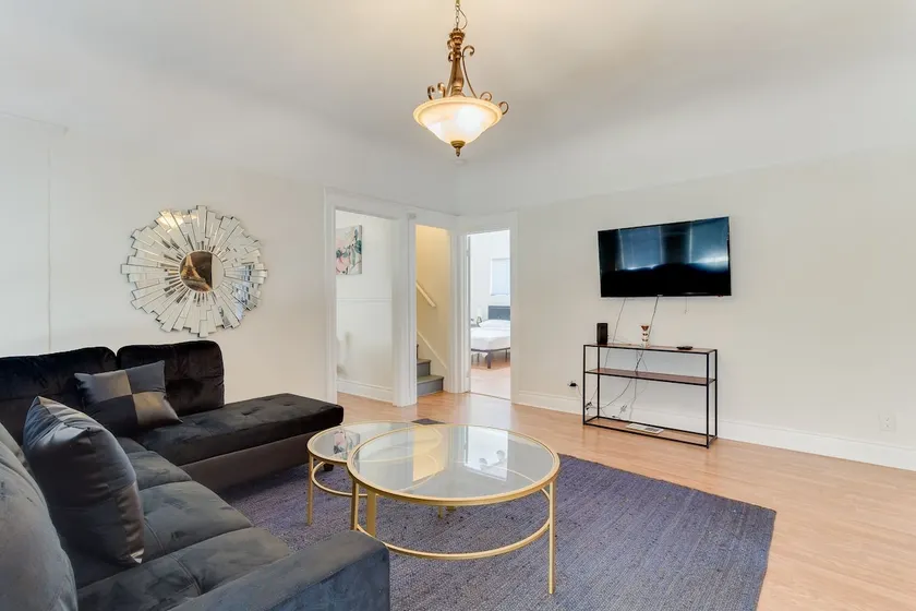 5 Bedroom Koreatown Charmer near DTLA - Image 1