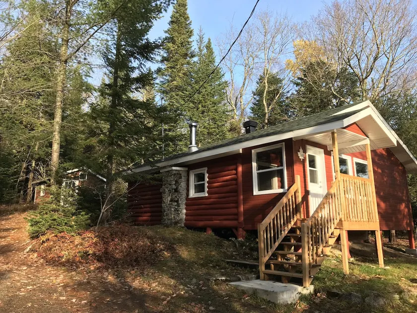 Intimate log cabin with lake view - Image 1