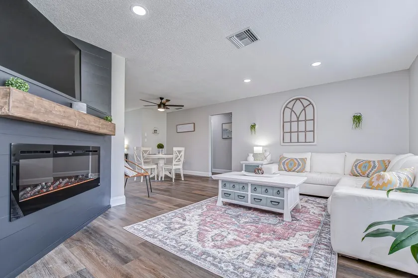 Bright & Beautiful 3/2 house close to Beaches & Fun - Image 1