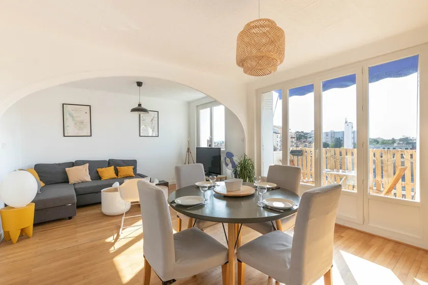 Large Cozy Apartment - Parking & Balcony - Image 1