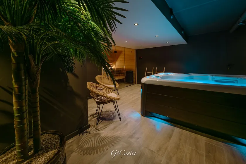 Luxurious enjoyment by the sea: private Jacuzzi and sauna - Image 1