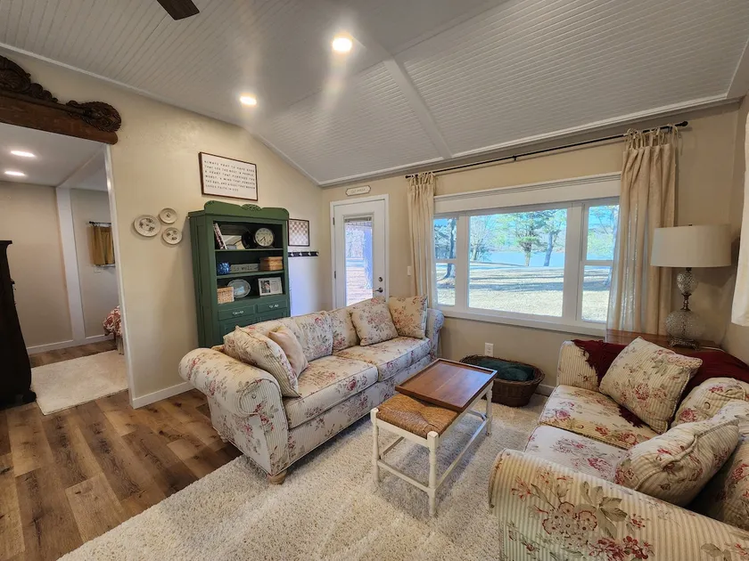Helen's Lakeview Cottage - Image 1