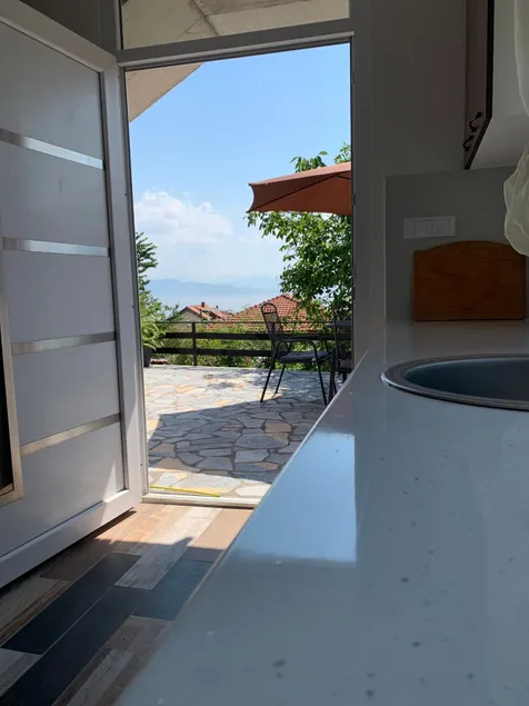 Lovely 1-bedroom condo with pool - Image 1