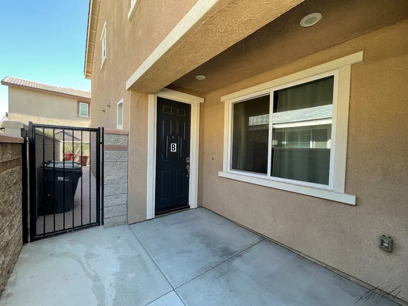 Comfortable queen suite with private access, one bedroom and one living room - Image 1