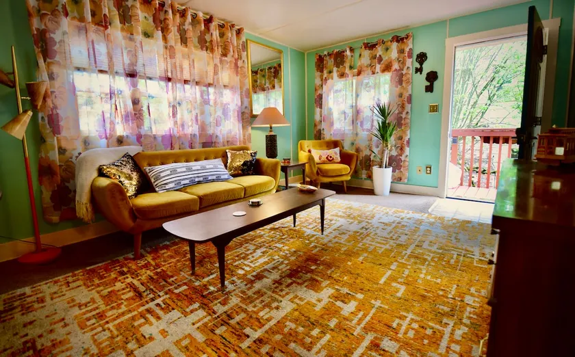 Icy AC! Dreamy Downtown Pretty Pop Art Palace - Image 1