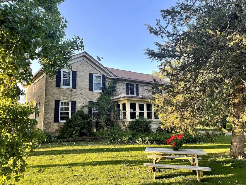 Charming Farmhouse on 5 Acres close to EAA! - Image 1