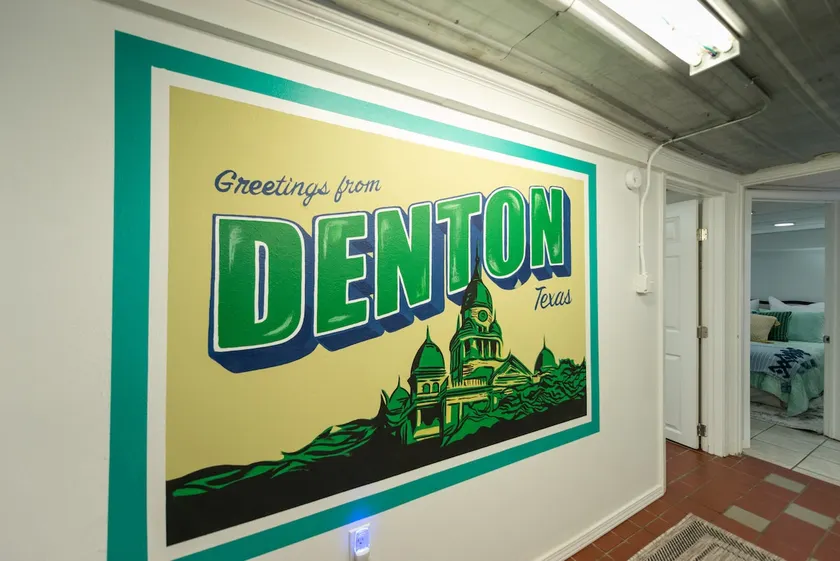 Downtown Hideaway on trendy Denton square - Image 1