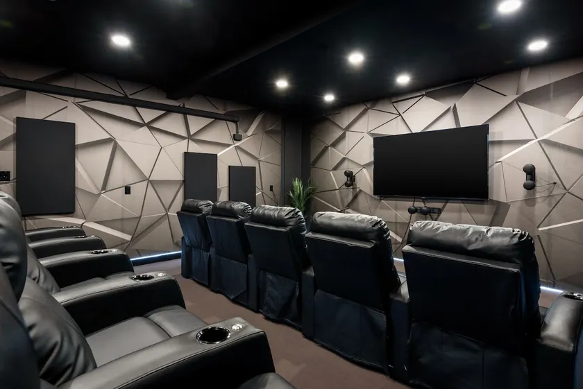 Theater. Chairlift. Step-free Entry. Senior Safe! - Image 1