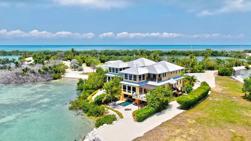 ✦Unwind on your Oceanedge villa on Seapalm island✦ - Image 1